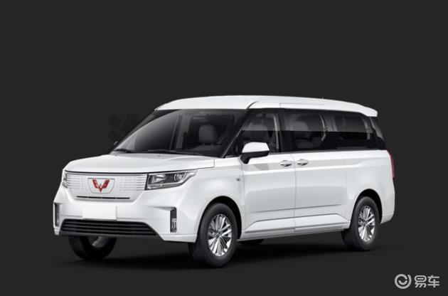 外观方面,五菱征程新能源采用了简洁大气的家族式设计,封闭式中网,单