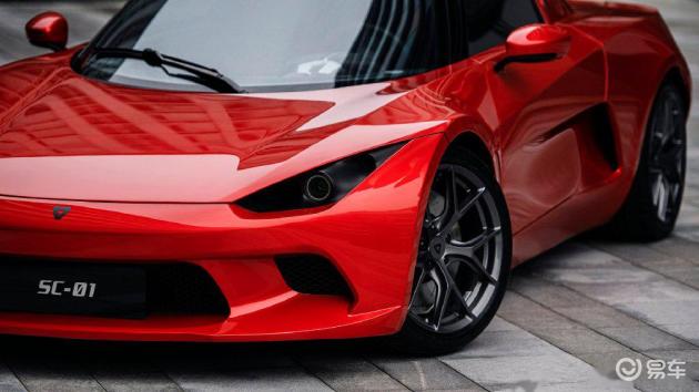 尾灯组与车头的风格形成对应,中央依旧是倒三角式的车标,有着较强的