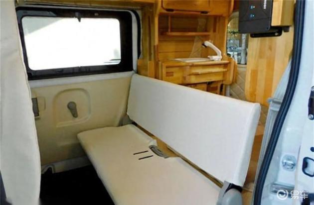 日产nv3500车顶的led灯提供车内照明