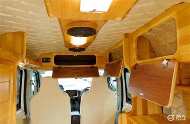 日产nv3500车顶的led灯提供车内照明