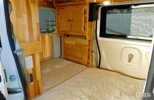 日产nv3500车顶的led灯提供车内照明