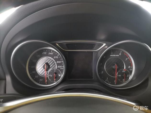 双炮筒式的仪表盘,要知道普通奔驰仪表盘时速表的表底最高是260km/h
