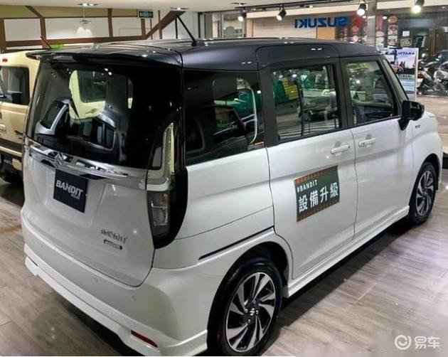 在内饰的设计上,铃木solio的内部延续了铃木家族式的设计风格,相比较