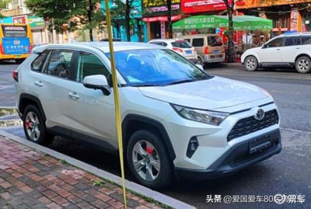 丐版新车油耗8.1！广东一兄弟选了低配RAV4荣放，内饰绒布装潢！