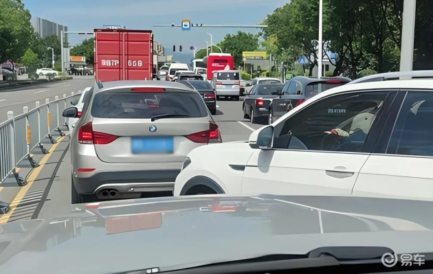 加塞撞车谁的责任? 交警: 不懂这些可能要吃大亏!_易车