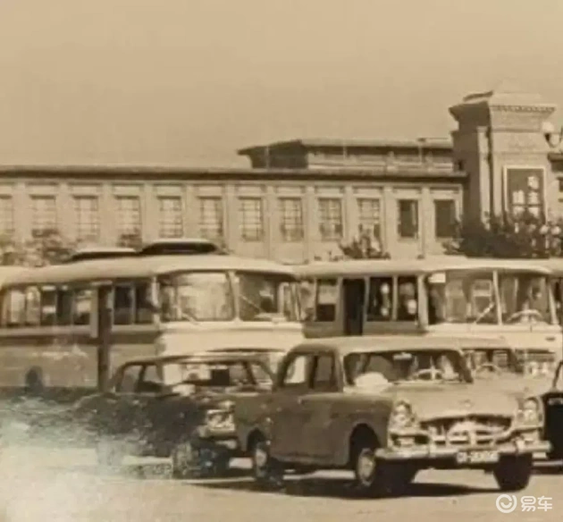 80年代小轿车，象征财富与地位，非精英不拥