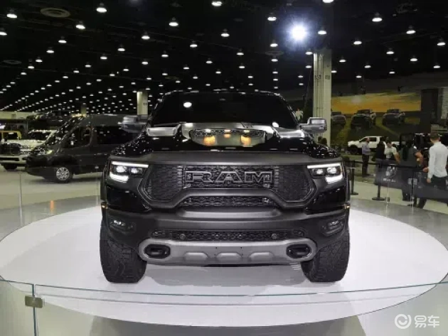 新福特T-150猛禽与道奇霸王龙：越野皮卡性能巅峰对决