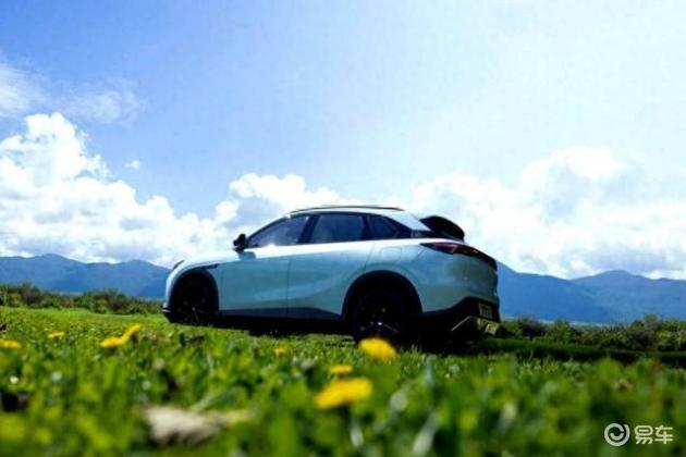 比较极狐新阿尔法T5与深蓝S05，哪个适于长途家庭旅行