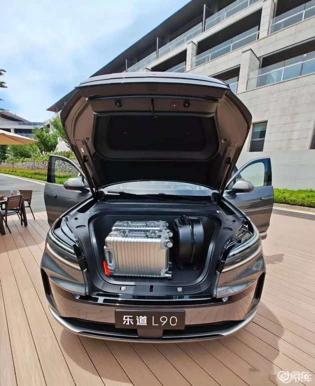 乐道L90 VS 理想iL：30万预算最佳大三排纯电SUV