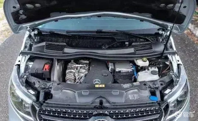 奔驰V级与劳斯莱斯在澳碰撞，前舱大损，驾乘者重伤