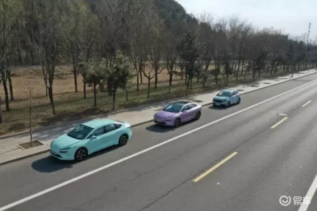 夏日双车出行新选择：易至EV3 PLUS & 羿驰02