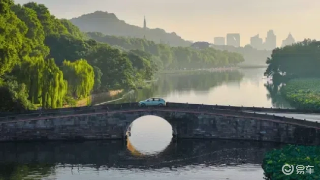 极狐T1座舱战MGG，谁更胜一筹