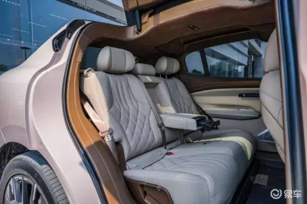 昊铂HT与智己LS6,20万内纯电SUV,划算对比攻略