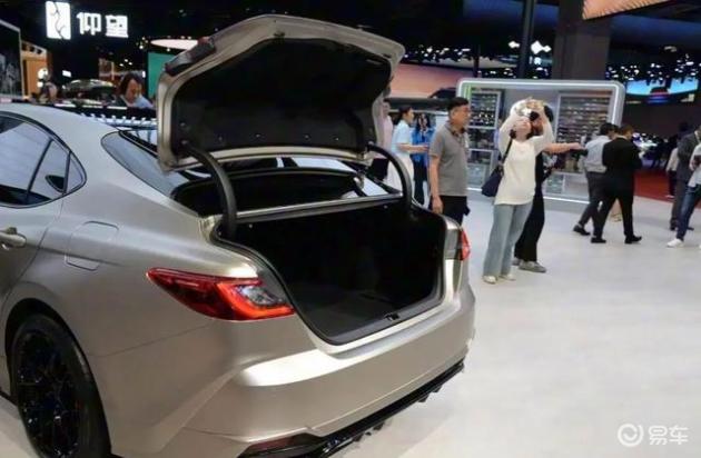 凯美瑞降价热销,12万购高品质B级车,9月销量破1.6万