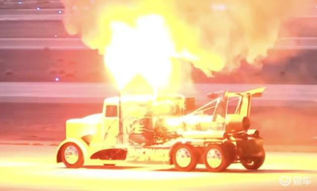 全球各国卡车改装有多野？美国暴力卡车拉出火焰，日本改成宫殿？