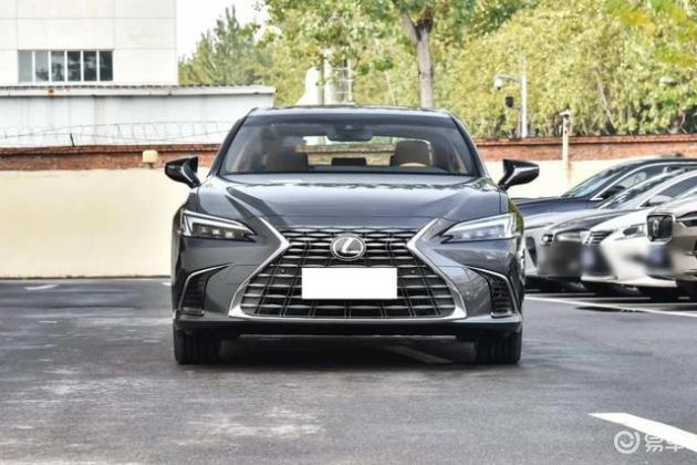 雷克萨斯ES与奥迪A4L豪华对决，谁更出色