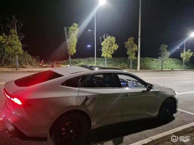 自己动手改装爱车,长安UNI-V换上鱼骨灯和卡钳罩