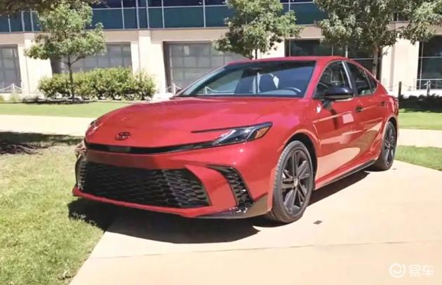 新凯美瑞暗夜版：炫酷黑线燃动运动心，混动技术再进阶