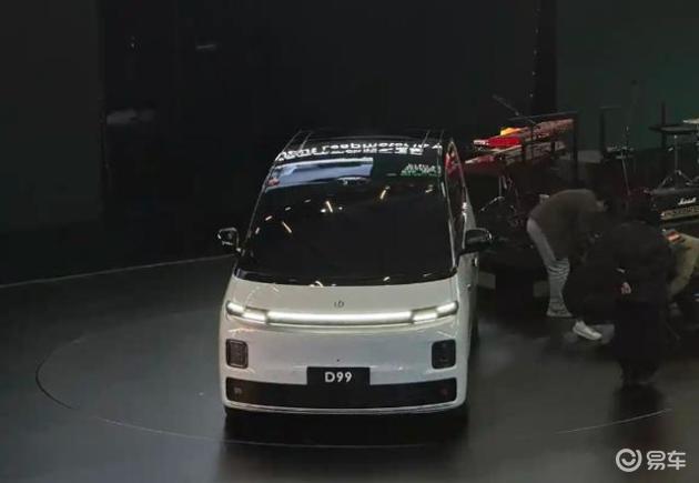 零跑D99亮相，大空间MPV
