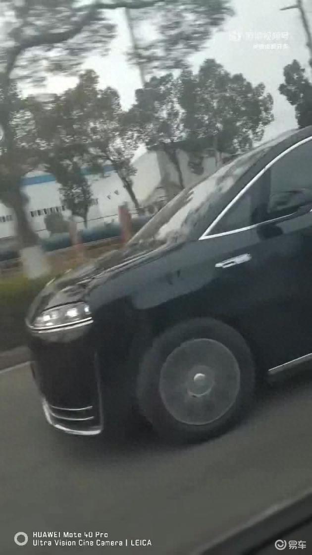 鸿蒙智行智界V9无遮挡动态视频揭晓，明日或有惊人新料