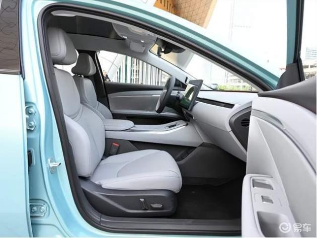 小鹏MONA M03 vs 长安启源A06:顶配次顶配对比