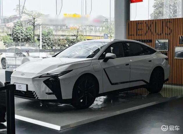 雷克萨斯ES新车型到店，4月即将上市，外观帅气