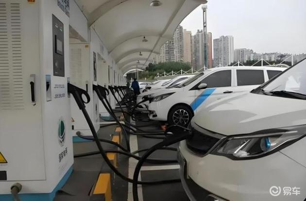 服务区充电站10字标语一拉，新能源车主，刚直起来的腰，又弯了