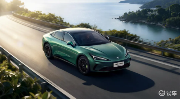 官图发布智驾小蓝灯是亮点，极狐全新阿尔法S5即将预售