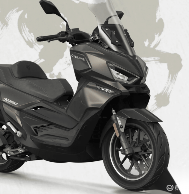 国产250踏板车上市，售价14999起，运动/复古可选