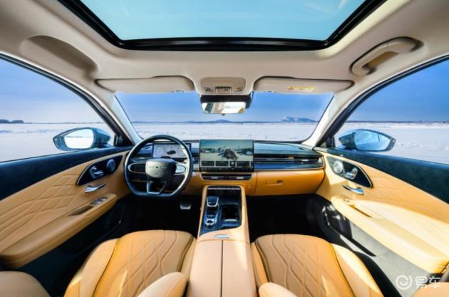 寒意未散，新程已启，艾瑞泽8 PRO 成为年轻人出行的优选之解。