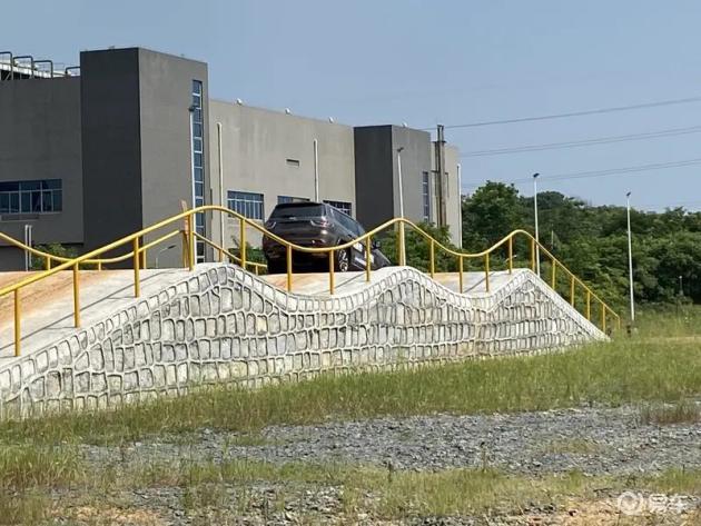 25万级智能SUV对比：岚图FREE+如何胜出奥迪Q5L