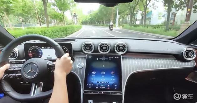 开惯了小米SU7，再试驾朋友的奔驰C级，实际测试对比后，差距显而易见！