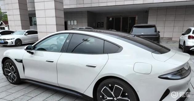 手握三十万,先开小米SU7再换特斯拉Model 3,实测两百公里性能对比一目了然!