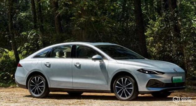 荣威与比亚迪中级混动较量升级，2026最新优惠来袭，续航与油耗双重优化惠及民众