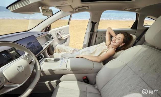 十万级纯电对比：零跑B01与吉利星愿，家用代步如何选择不踩坑