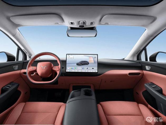 皮质与翻毛皮混搭座椅，深蓝色L07设计兼顾支撑与包裹，尽显运动风范