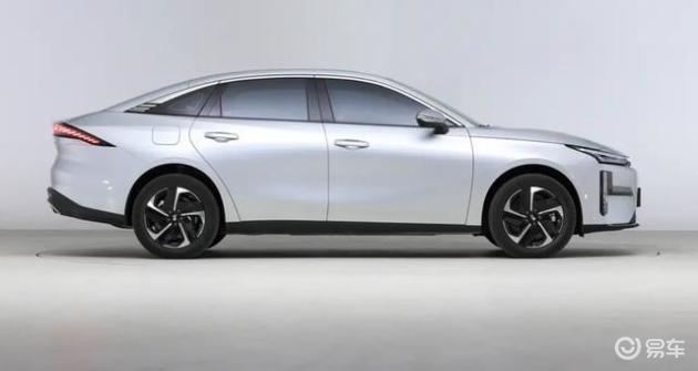 家用首选两台轿车，15万元以内可考虑！均支持加92号汽油，最低油耗仅为3.8L/100km。