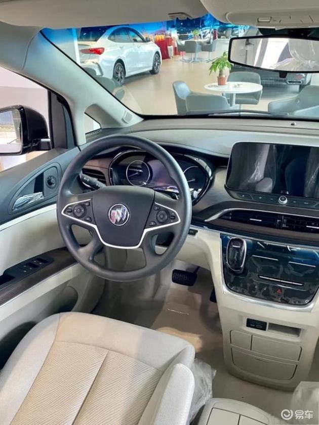 传祺M8 vs GL8新能源:8万元价差背后,谁才是真正的MPV王者?