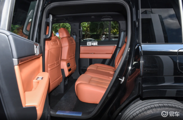 家用硬派SUV，后排放倒变大床，方程豹钛7 PHEV兼顾家用与越野需求
