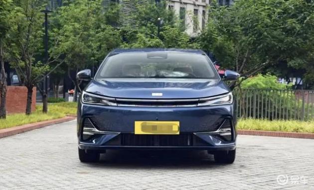 10万级插混家轿如何选择：秦L与银河A7对比后，1.2万的差价是否值得？