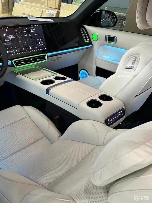 谁才是混动六座SUV的真正王者？吉利银河M9黑金版与理想L9的正面较量！