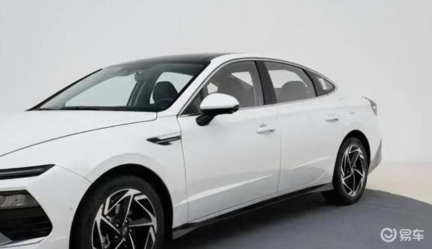 12万购买2.0T大空间B级车，索纳塔竟比雅阁更具价格优势？配置与动力对比不容忽视