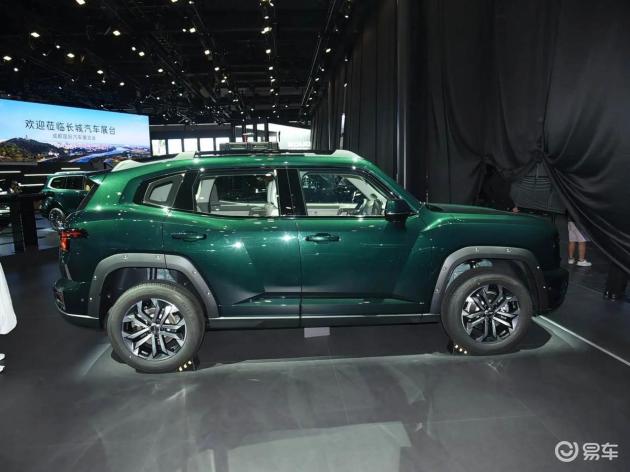 市场博弈中，哈弗大狗PLUS凭借差异化优势脱颖而出，主导泛越野赛道。