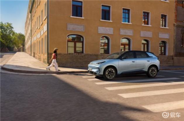 家用纯电SUV抉择：极狐T1与零跑A10实用性终极对比