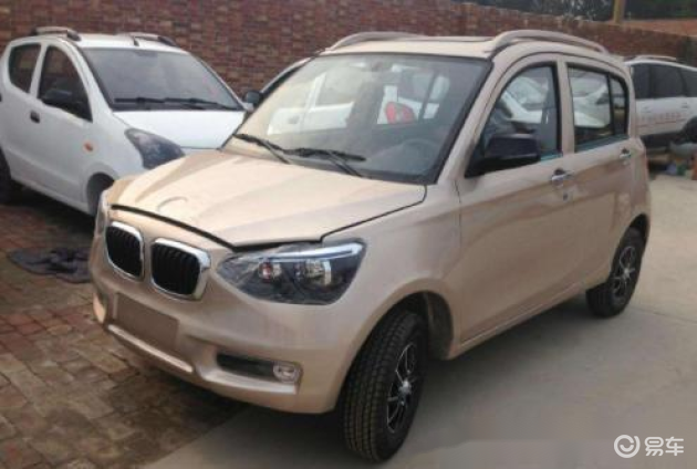 红旗版本老头乐出现在大街上四门有四个座位和一个大屏幕