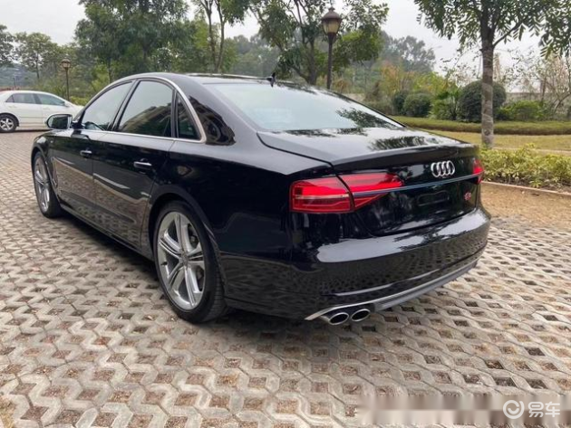 实拍30多万的17款奥迪s8 v8t 双涡轮增压 黑色 棕内 无匙进入