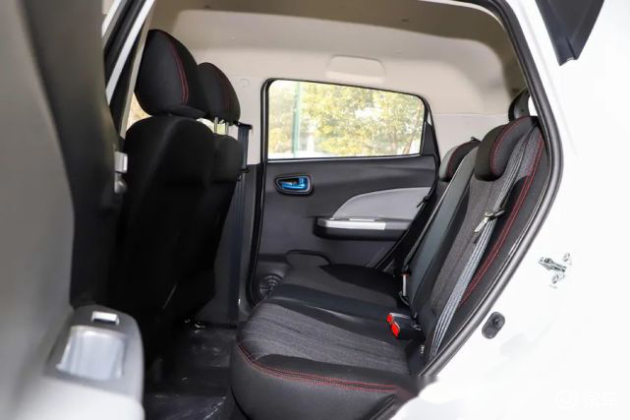 奔奔e-star后排_空间