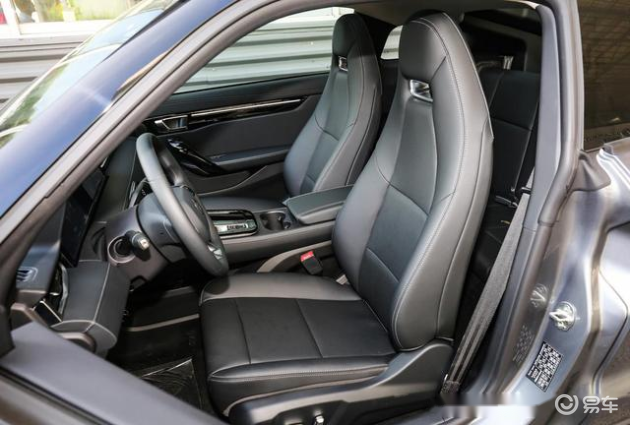 来到零跑s01的前排,别看其价格不高,但内饰质感还是不错的.