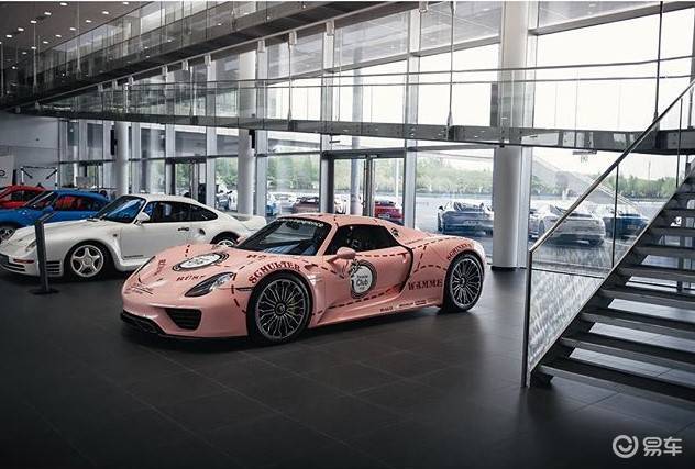 上海保时捷中心搭配粉猪涂装的保时捷918.