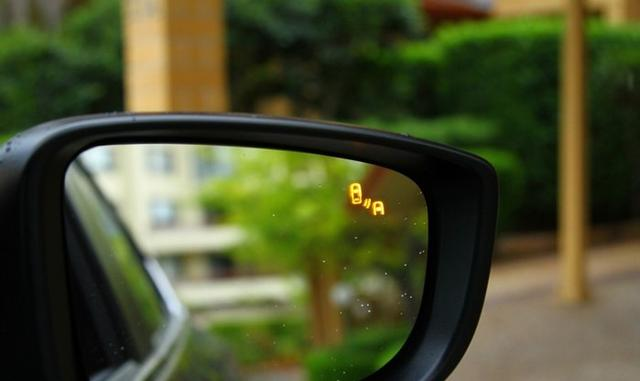 但是一方面外后视镜图标较小,另一方面